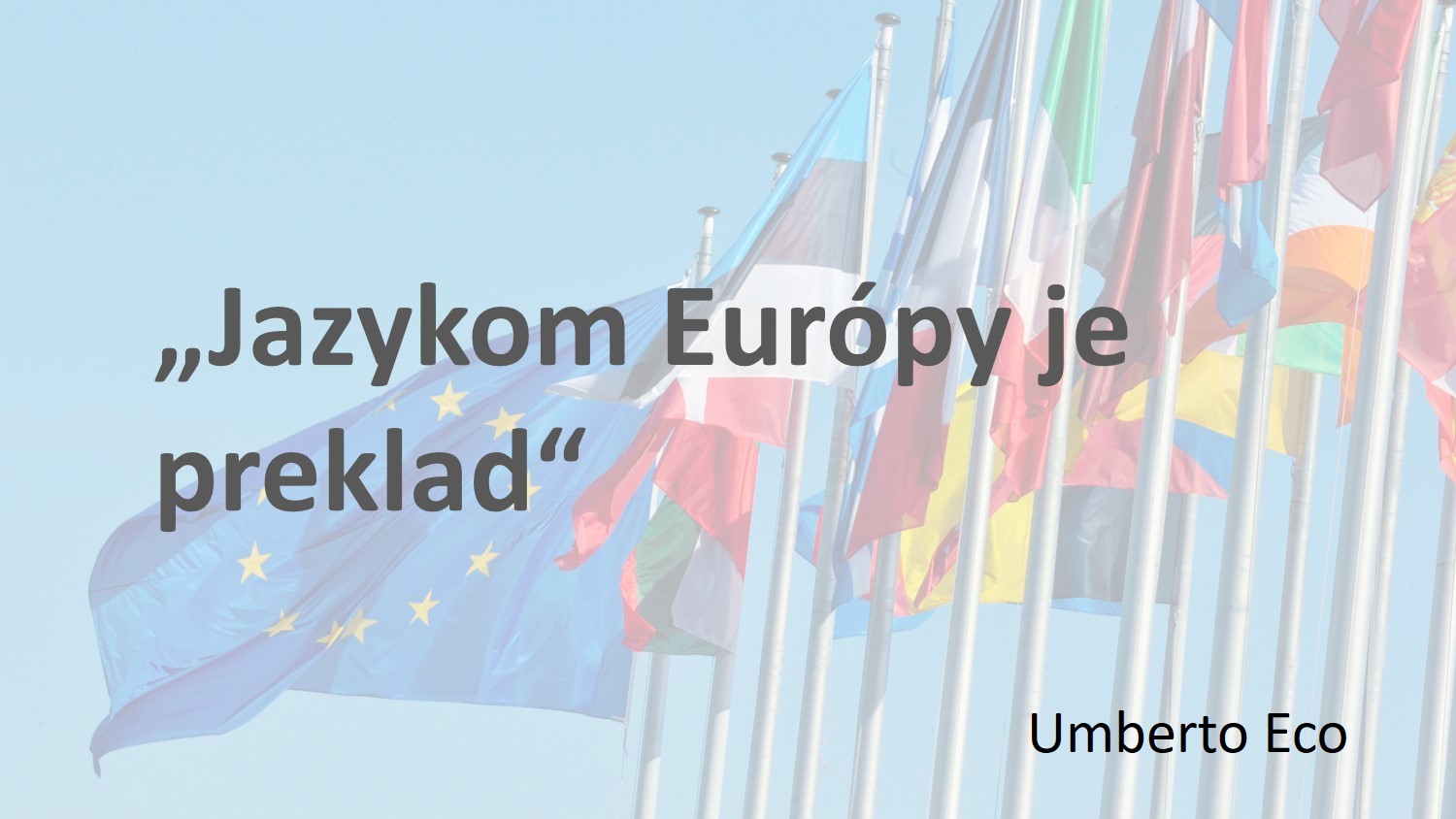 Citát Umberta Eca „Jazykom Európy je preklad“, s európskou vlajkou a niektorými národnými vlajkami v pozadí